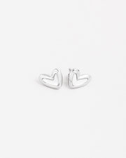Orecchini Linda in acciaio inossidabile color argento e madreperla e forma a cuore irregolare. Sono rappresentati adagiati sul fianco in posizione speculare.