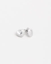 Orecchini Matilde in acciaio inossidabile color argento e finish lucido. Sono rappresentati su sfondo bianco. L'orecchino di sinistra è adagiato sul fianco mentre quello di destra è ripreso a 3/4 in modo da evidenziare la chiusura a perno.