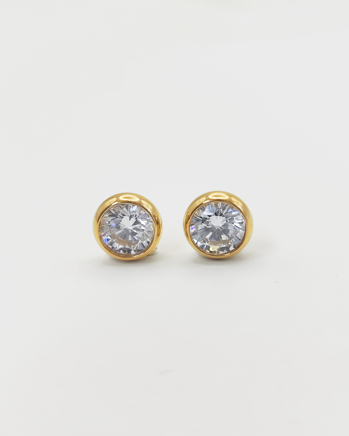 Orecchini Alessia in acciaio inossidabile color oro e zirconi brillanti. Sono di forma rotonda e la pietra  completamente incastonata.